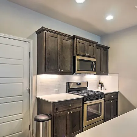 Upscale And Modern Austin Townhome With Pool Access!